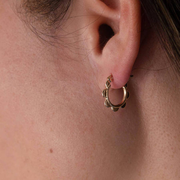 La Kaiser - 14k gold scalloped hoop earrings 