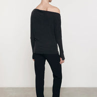 enza costa cashmere cuffed off the shoulder l/s long sleeve in charcoal 