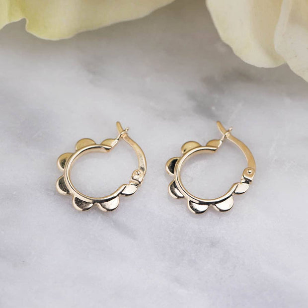 La Kaiser - 14k gold scalloped hoop earrings 